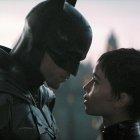 Fotograma cedido por Warner Bros. Pictures donde aparece Robert Pattinson como Batman y Zoe Kravitz como Selina Kyle, durante una escena de la película "The Batman"