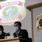 Heliel Martins (i), delegado de la Policía Federal brasileña y German Aparísi, miembro de la Guardia Civil española, participan en una rueda de prensa hoy en Río de Janeiro (Brasil).