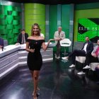 La modelo y animadora junto a varios presentadores del espacio deportivo Esto es fútbol.