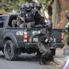 Agentes de la Policía Militar llegan a reforzar el dispositivo de seguridad en las afueras de la casa del expresidente Juan Orlando Hernández hoy, en Tegucigalpa (Honduras). EFE/Gustavo Amador