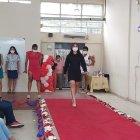 Estudiantes del colegio fiscal Febres Cordero exhiben sus prendas.