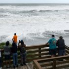 el aumento de las mareas hará que el agua entre cada vez más hacia el interior de las poblaciones costeras y se espera que en 2050 las inundaciones ocurran con una frecuencia