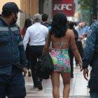 Cotidianidad. Esta conductas se evidencian a diario en la urbe. No importa cómo vaya vestida la mujer, siempre es susceptible de ser ‘piropeada’