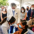 El presidente ecuatoriano Guillermo Lasso (c), recorre un centro escolar en Guayaquil (Ecuador), en una fotografía de archivo.