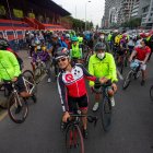 Ciclistas ecuatorianos protestan y recorren las calles hoy en Quito (Ecuador).