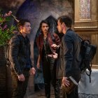 Fotograma cedido por Sony Pictures donde aparecen (i-d) Tom Holland como Nathan Drake, Sophia Taylor Ali como Chloe Frazer y Mark Wahlberg como Victor Sullivan, durante una escena de la película "Uncharted" que se estrena este viernes en Estados Unidos.