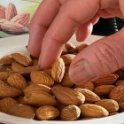 Una persona come almendras como parte de su dieta alimenticia