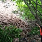 Espacio. Una moradora señala el punto donde ocurrió el deslizamiento de tierra.