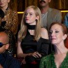 La actriz Julia Garner, conocida también por su participación en Ozark, personifica a Anna Delvey, el personaje creado por la estafadora