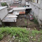 Las piedras y tierra que se deslizan desde un cerro de Colinas de la Alborada ha dañado techos y paredes de viviendas.