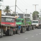 Fila.- Fuera del Puerto de Guayaquil se formó una fila de unos dos kilómetros de traileres. Los carros llegaban más allá del hospital de la Armada, en la avenida 25 de Julio.