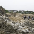 Vecinos de vía a la costa alertaron de las rocas que estaban ya cerca de sus patios y viviendas.