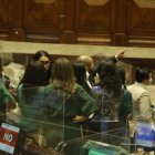 Los legisladores intentan cabildear hasta el último momento durante la votación en el pleno.