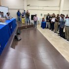 Momentos en que se instalaba el proceso eleccionario con algunos de los candidatos.