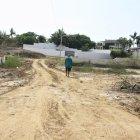 Las calles. Todas las vías internas son de tierra, no tienen asfalto, hay baches y falta sombra.