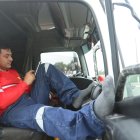 Trámite. Pablo Reinoso, chofer, fuera del Puerto de Guayaquil espera que le digan que puede retirar la carga.