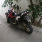 La motocicleta en la que supuestamente circulaban los ahora aprehendidos.