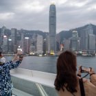 Las PCR obligatorias han hecho que numerosos hongkoneses hayan aguardado en fila hasta seis horas y aunque las autoridades han pedido a los positivos con síntomas leves que se queden en casa por la escasez de camas de cuarentena, muchos han acudido a los hospitales.