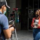 Fotografía fechada el 4 de febrero del 2022 donde se observa a una periodista de un portal privado de noticias en internet mientras hace un reporte, en Caracas