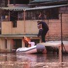 Fotografía de archivo en la que se registró el rescate de afectados por una inundación en Cuenca