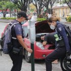 Inspección. El pasado jueves, personal de Parqueo Positivo revisaba los parquímetros recién instalados en un tramo de la avenida Rodolfo Baquerizo, en la Alborada.