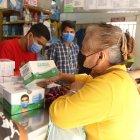 Compra.- Nelly Illescas adquiere las mascarillas para su familia en una distribuidora en el centro de Guayaquil.