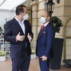 Quito. Afuera de un hotel, Patricio Alarcón, empresario, y Andrés Castillo, abogado, charlaron unos minutos.