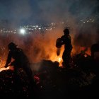- Bomberos trabajan para apagar un incendio, el 11 de febrero de 2022, en Caracas (Venezuela). EFE/ Rayner Peña R.