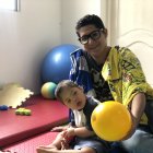 Daniel junto a su hijo Joaquín. Su amor de padre lo llevó a vender su colección de camisetas de fútbol, y ahora se las donan para que continúe con la recaudación