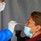 Una mujer se realiza una prueba PCR para detectar covid-19 en Quito, en una fotografía de archivo.