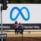 Vista del logo de Meta frente a la sede de Facebook en Menlo Park, California (EE.UU.), en una fotografía de archivo.