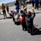 Un grupo migrantes protesta, el 13 de febrero de 2022, contra el cierre de la frontera entre Chile y Bolivia situada en la comuna de Colchane (Chile).