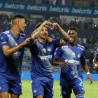 Mauro Quiroga (i), Alexis Zapata (c) y Bryan Carabalí, celebran durante la victoria de Emelec.