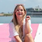 Jirau acompaña el anuncio en Instagram posando en una fotografía en blanco y negro con un sujetador de la marca de ropa interior.