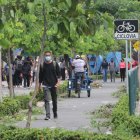 Ruta. Por los 700 metros de recorrido de la ciclovía de la avenida Delta caminan estudiantes de la Universidad de Guayaquil que ahora han retornado a las clases presenciales.