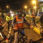 Pedalear por las noches ha generado una fraternidad que vela por sus derechos en las vías.