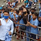 Matías Oyola, volante de Guayaquil City, departiendo con los jugadores de las formativas.