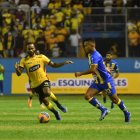 El protagonismo en las acciones ha sido dividido y ambos planteles han podido generar peligro en arco rival.