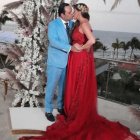 Los novios en una romántica foto en el lugar en el que se ofició la ceremonia civil.