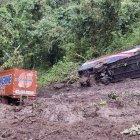 Un bus de transporte interprovincial y un camión de gasesosas fueron arrastrados por el delizamiento en el km. 43.