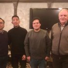 El encargado de las funciones consulares del Ecuador en Viena, Austria, Luis Narváez Ricaurte (izquierda) se reúne con algunos ecuatorianos en Kiev.