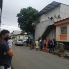 Moradores de Bastión Popular pusieron velas en el lugar donde cayó el cuerpo.