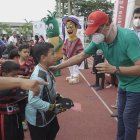 José Francisco Cevallos, exgolero de Barcelona y organizador de la Copa Ciudad de Milagro Diario Extra, premiando a uno de los campeones.