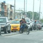 Las motocicletas transitan por sobre las veredas