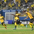 Adonis Preciado (c), ofensivo de Barcelona, corre para celebrar su gol frente a Delfín, mientras su compañero Carlos Garcés (d) lo toma de la camiseta para unirse al júbilo que le permitió al Ídolo sumar los tres puntos.