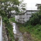 Cumbres Bajas de Los Ceibos. La zanja que atraviesa el vecindario ha dañado hasta el suelo y las paredes de algunas viviendas. 2. Urdesa.