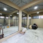 En la bodega. La cubierta es metálica tipo teja por lo que no solamente es una bodega funcional sino también estética.