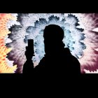 Imagen de archivo de una persona que toma una foto de una obra de arte digital de NFT