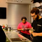 Un vendedor de la armería ‘Ammo and Guns’ muestra un revólver a un cliente.