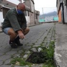 Carlos Ruano muestra uno de los tantos agujeros que los preocupan